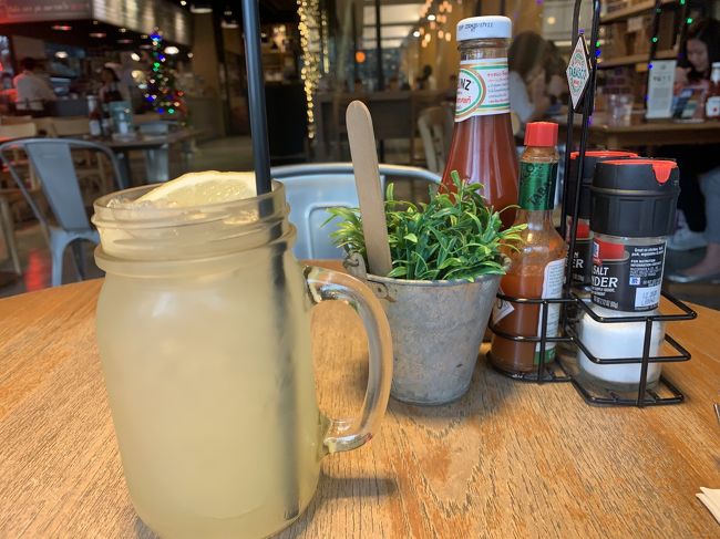 ここで時間をつぶして、頃合いを見て両替しに行こうかな～ってネ。