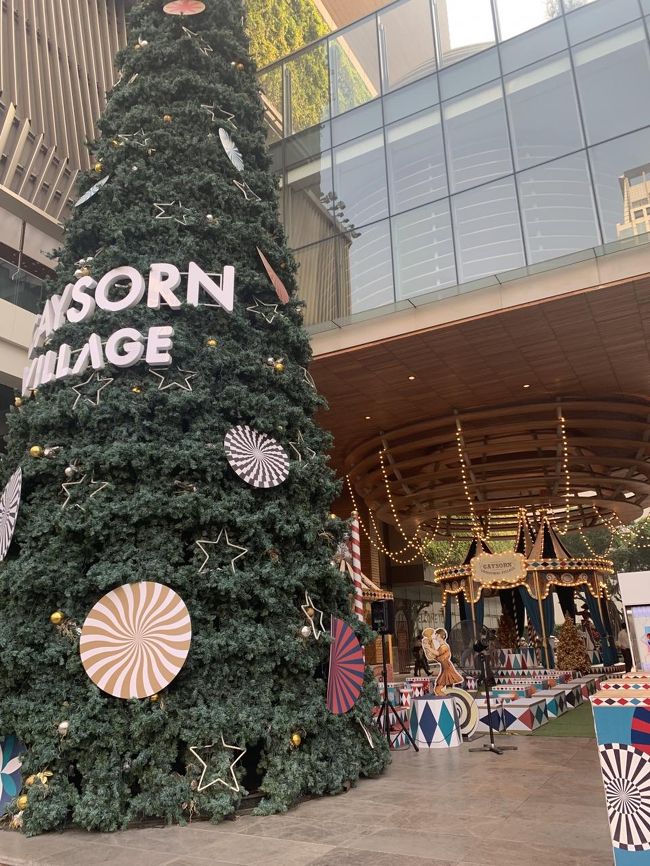 さて、ぼちぼち両替に行きましょ～って事で、一路 ラチャダムリへ。<br /><br />街はクリスマス一色ですネ。<br />