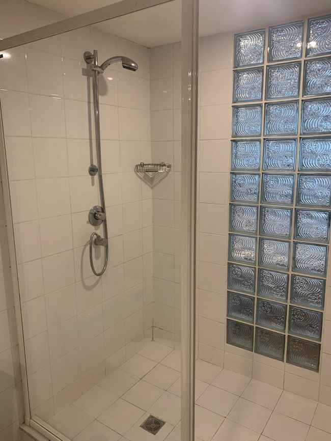 そしてシャワー。<br /><br />水圧はまあまあ。<br /><br />寝るだけなので十分ですネ。。。