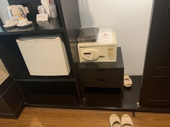 少々古いホテルだけど、広々してて掃除も行き届いてるからいい感じ。<br /><br />スリッパも完備デス。。。