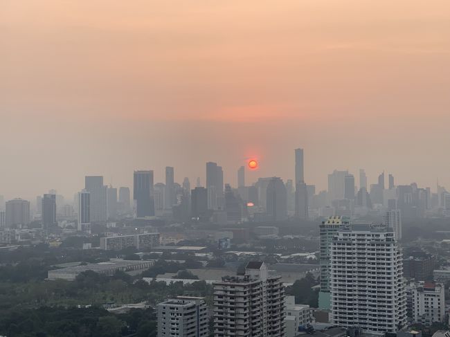 チャオプラヤ川のむこうに沈む夕陽。<br /><br />心地よい時間。