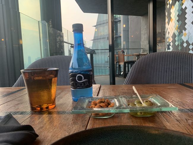 カクテルを頼んだからかな？？<br /><br />ナッツとオリーブのお通し的なモノが出てきた。