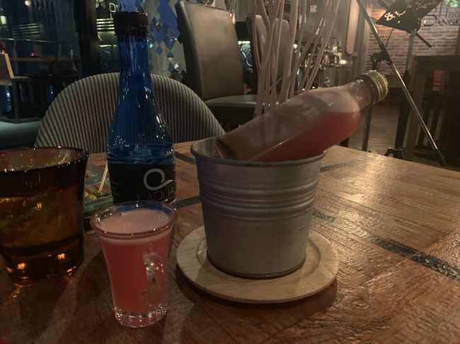 確かチャオプラヤって名前のカクテル。<br /><br />結構強めのカクテルだけど、甘くて飲み口が良い。<br /><br />こりゃ～しらんうちに酔っぱらう危険なタイプっすネ。