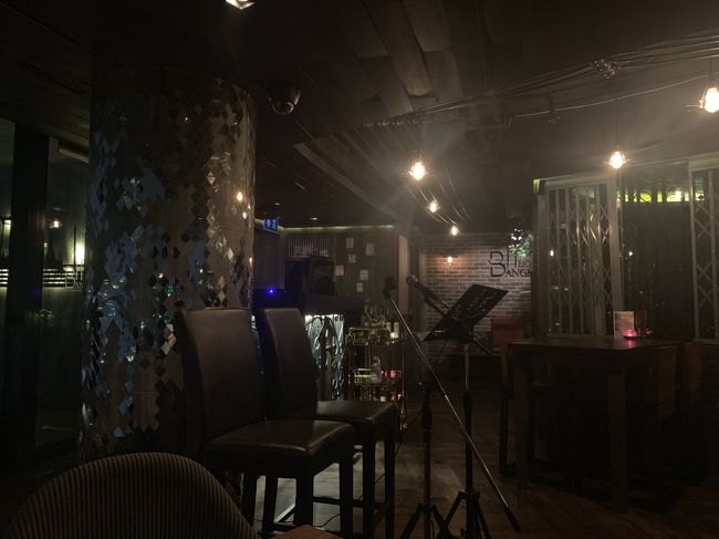 しばらくすると生演奏がはじまるようですネ。<br /><br />今度はまたゆっくり来ることにしましょう。。。