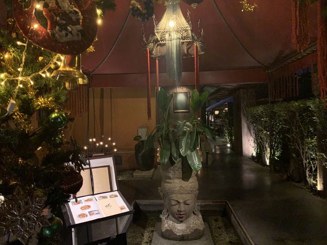 さすが高級店、入り口から高級感が漂ってますネ。