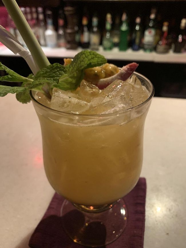 で、オーダーしたこいつは何だっけ？？<br /><br />パッションフルーツを使ったカクテルだったのはうっすら記憶してるけど、カクテル名を失念。。。