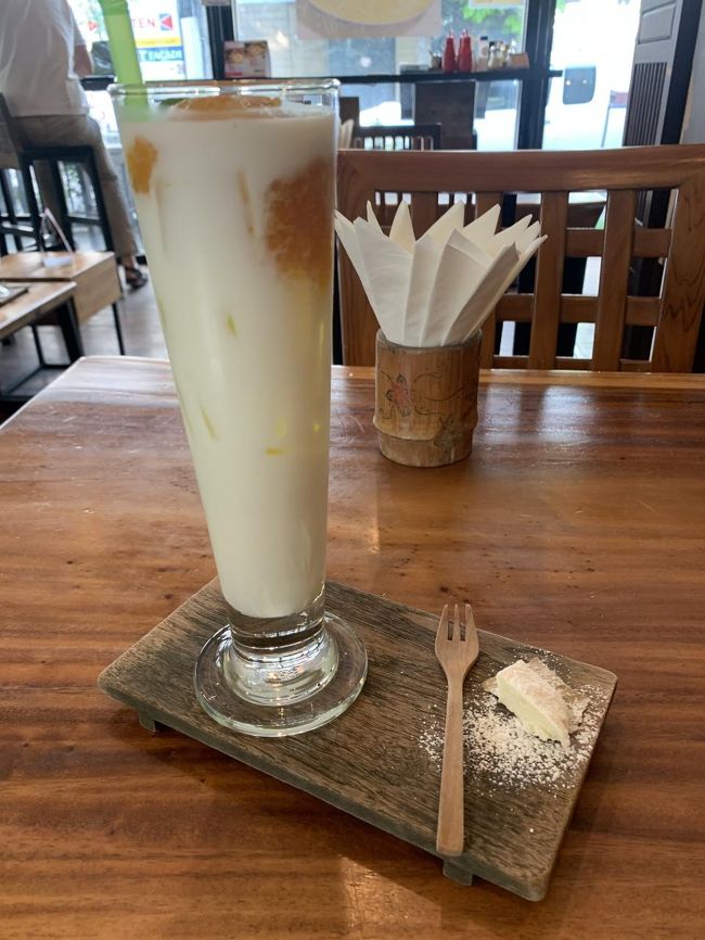 さて、翌日は 15:30のフライトでプーケットへ。<br /><br />その前にお昼ご飯でも～っと『Iwane goes natures』さんへ。<br /><br />Iwane goes natures<br />https://www.facebook.com/Iwane1975/