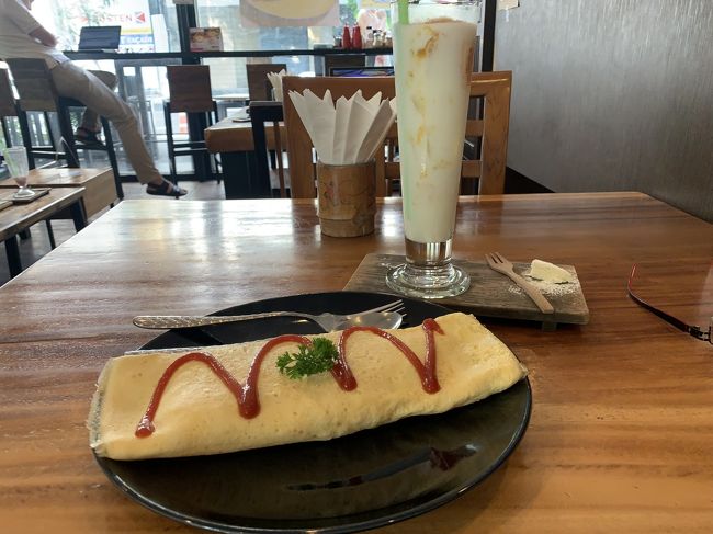 普段はリコッタパンケーキを頼むところだけど、メニューにオムライスがあったのでオーダーしてみた。<br /><br />・・・が、なんか違う・・・<br /><br />クレープみたいなオムライスが出てきた。<br /><br />まぁ、こんなもんでしょかネ。。。