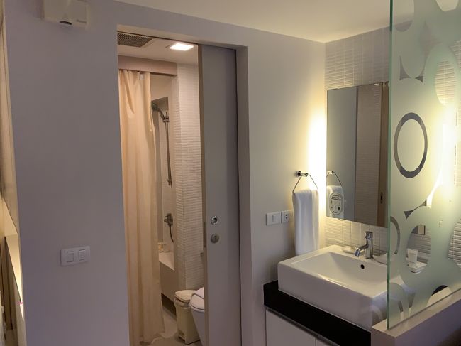 バスタブは無し。<br /><br />シンプルの一言。