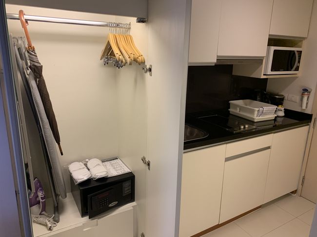 電子レンジ、アイロン＆アイロン台、傘、スリッパ完備です。