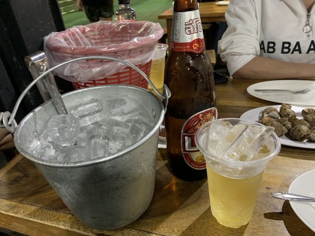 ビア・リオを飲みながら、ホイ・ワーンだの生ガキだの大エビに舌鼓。。。