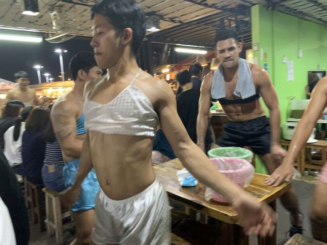 で、夜には毎度のことながら あの駅へ。<br /><br />Staneemeehoi<br />https://m.facebook.com/staneemeehoi/