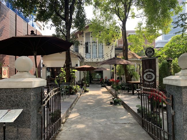 お腹が満足したあとは、ぶらぶら街歩き開始。<br /><br />アーリー駅周辺って、オシャレなレストランだのカフェやバーがジャンジャンできてて、気になるお店がいくつかあるのよネ～