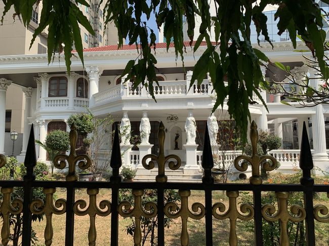 立派なお宅があったり。