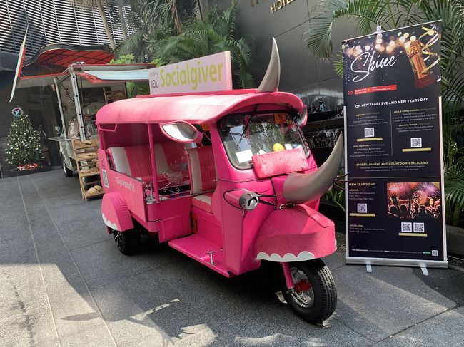 さて、途中すっ飛ばしで夕食は、The Continent Hotel の３９階にあるルーフトップバー『Bangkok Heightz』さんへ。<br /><br />The Continent Hotel 前にはこんなお茶目なトゥクトゥクが。。。