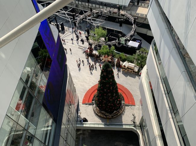 ホテルに帰ろうとした時、エムクォーティエに『Escape Bangkok』なるお店があったのを思い出した。<br /><br />言ってみりゃ～ ルーフトップバーみたいなオープンエアーがお店である。<br /><br />ルーフトップバー好きの私としちゃ～ 常々行ってみたいと思ってたんで、行ってみる事にした。