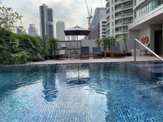 最上階にはプールとジムとコインランドリーがあります。