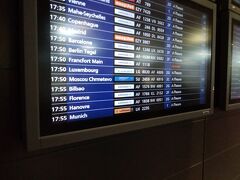15:27　定刻より早くパリ シャルル・ド・ゴール空港に到着
ターミナル2EのホールKから徒歩でターミナル2Fに移動。
入国審査～セキュリティチェックを経て、搭乗口までは45分程度でした。

フライトインフォメーションを見て、そういえばバルセロナも候補にしてたなーと思い出し。いつかは行ってみたい。
