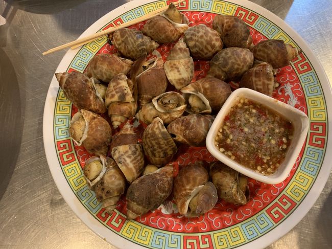 まずはナニを置いても大好きなホイワーンを注文！！<br /><br />コレってツブ貝？？ ゾウゲバイ貝？？<br /><br />まぁ、うまけりゃど～でもええか。。。