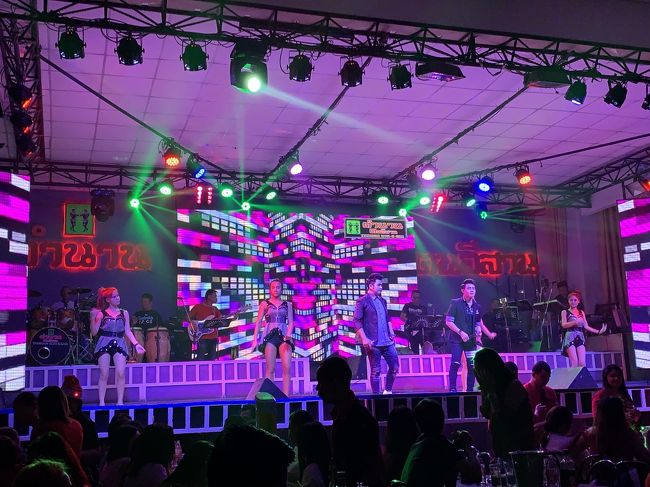 翌日は朝一の便で帰国なんだけど～ 帰りたくない～！！<br /><br />って事で、このまま朝まで飲んでしまえ～ って。<br /><br />アホですよネ。。。