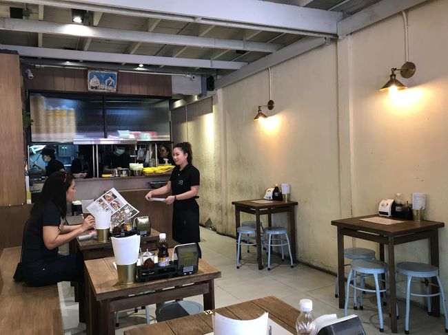 行列ができるってのも納得の店内？？<br /><br />５～６テーブルしか無いし。。。