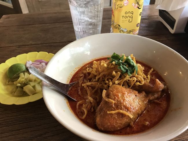 そしてオーダーしたのは カオソーイ・ガイ。<br /><br />鶏肉の入ったカオソーイです。<br /><br />濃厚でオイシ～