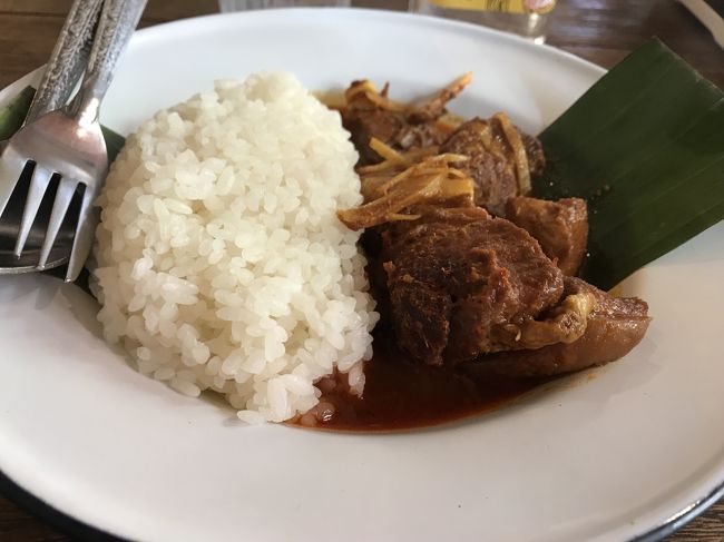 そしてゲーンハンレー。<br /><br />こちらはチェンマイの ジョーク・ソムペットで食べたヤツのが美味しかったなぁ。<br /><br />そして残念ながらこの日はカニの甲羅に卵をつめたようなヤツが売り切れだった。<br /><br />残念。。。