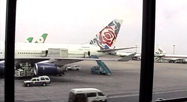 「おや？どうしましたかな？」焦っている姿に気付いたのか、年配の人の声が掛かった。<br />「日本語分かりますか？（正直分かって欲しい）」<br />「あははっ。もちろん！日本人ですよ。全日空の者ですけど良かったら案内しましょう！」思わず涙が出そうになった。・・・ホント助かった。<br />「乗り継ぎですかな？どの便です？」<br />日程表と航空券を見せると急いで乗り継ぎカウンターに案内し手続きもしてくれた。<br />「行き先はアンコールワットですか？いい旅になるといいですね。」<br />「ありがとうございましたっ！」コレしか言えなかった。<br />全日空・・・信頼の翼かぁ。