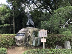 城の公園内を歩いて、駅の方に移動です。