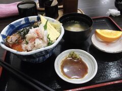 郡山駅で最後の夕食　手ごろで美味しいバラちらし丼
正月休み最終日で混雑を懸念しましたが、郡山始発なすのは空いていました