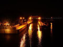 本日はまだまだイベントが続きます。
エスナの水門を通ります。
他のツアーのパンフを見ると夜中に通りことが多いみたいですが、今回は夕食前のベストタイムです。