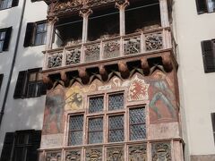 Goldenes Dachl（黄金の小屋根）

1500年頃にマクシミリアン1世が広場で行われる催物を見るための桟敷として造らせたものだそうです。屋根は金箔を施した2657枚の銅板瓦で出来ているそうです。ハプスブルク家の栄華を感じます。