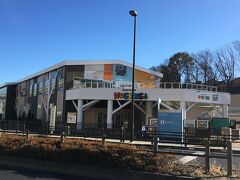 なにやら集客施設らしいものが見えます。どうやらこの辺りみたい。
適当な駐車場を見つけ、車を停めます。