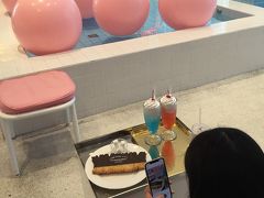 スタイルナンダ4F


ピンクプールカフェ は
プールがあって 面白い