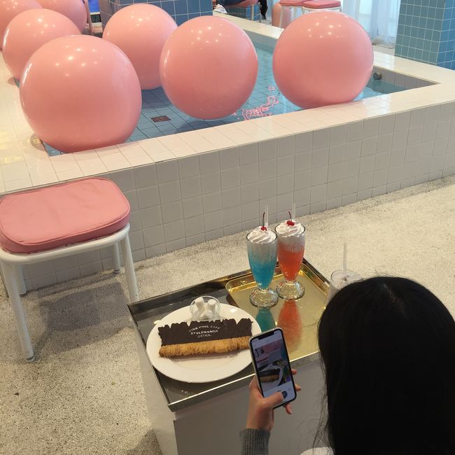 スタイルナンダ4F<br /><br /><br />ピンクプールカフェ は<br />プールがあって 面白い