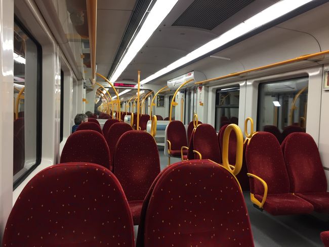 電車もガラガラ<br />乗ってるのは朝帰りの酒臭い若者くらい<br /><br />Campanha駅でトラブル～<br />まさかの国鉄のストライキ、こんなことってあるんや～<br />