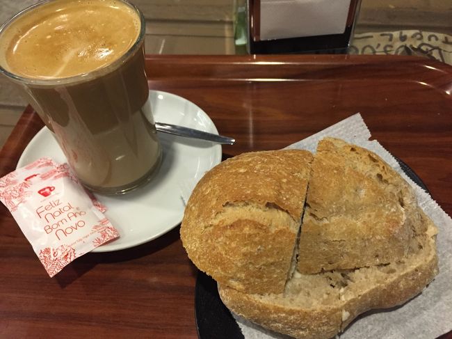 出発までまだ時間あるから<br />ターミナル内のカフェで朝ごはんです<br />美味しいパン<br />あ、昨夜買ったパンがあったの忘れてたー