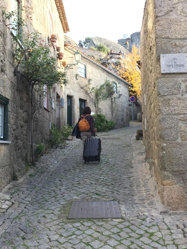 この先はタクシーが入れないと<br />坂道、石畳、スーツケース引っ張って上ります<br />さすが私より7歳も若いきなこさん、早い早い、元気やわ～