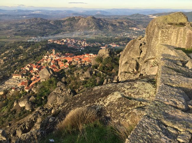 おー！<br />石の山の下に普通の街がある～