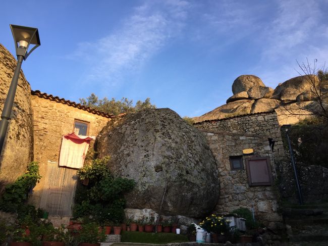 宿の裏手にあるお家<br />どうなってるんやねん