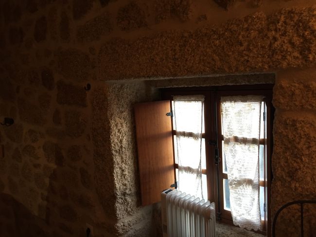 小さな窓は道路に面してます