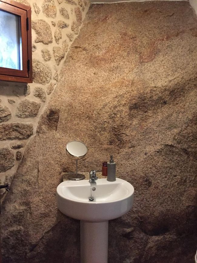 洗面台は岩にくっついてる～