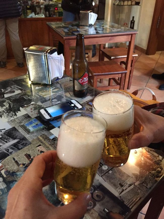 では、喉も乾いてきたのでそろそろ<br />カンパ～イ<br />泊ったホテルの部屋の下がレストランなんよ<br /><br />村にはレストランが二軒しかないらしいので、ここがその一軒