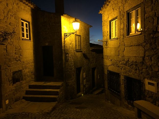 食後、明日乗るバスの停留所を教えてもらったので、<br />一度行ってみとこ<br />バスは一日二本しかないから、乗り遅れたら大変やもんね<br />ホテルのオーナーが、5分で行けるって