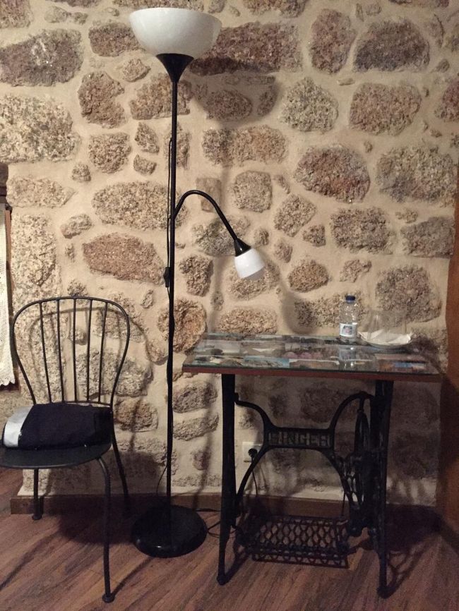 テーブルはミシン台