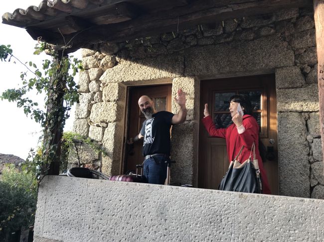 陽気なオーナーさんとハイタッチ