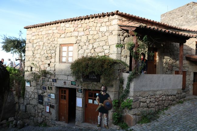 あ、ここだ！<br />ブッキングコムの写真と一緒や<br />「Taverna Lusitana」