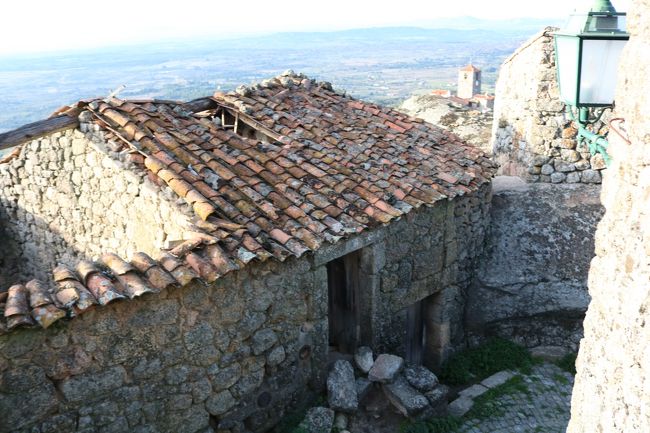 石のお家、ここはだれも住んでないみたい