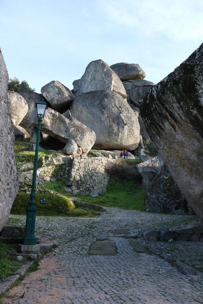 大きな石、岩がゴロゴロ<br />地震起きたら大変や～