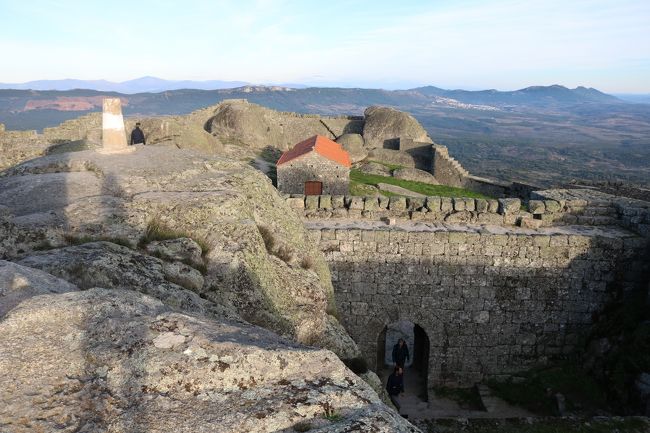 やっと頂上に着いたぞ～<br />オレンジの屋根、あれは教会かな